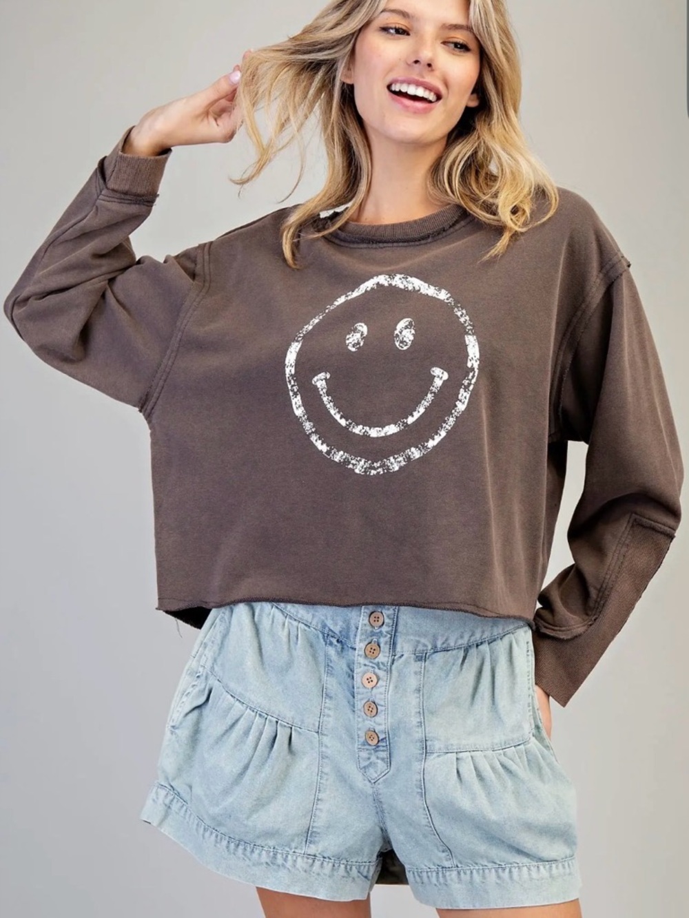 eesome Smiley Graphic Cropped Sweatshirt - Brown